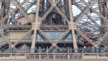 Paris, Fransa 'da Eiffel Kulesi' nin ilk bölümünün gözlem güvertesi zaman çizelgesinde turistlerle yakın görüntüsünü alın. Mavi gökyüzü ile güneşli bir yaz günü