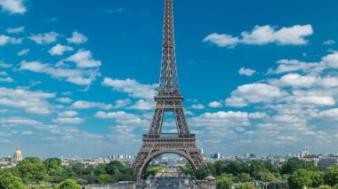Champ de Mars ve Eyfel Kulesi. Güneşli bir yaz gününde. Paris, Fransa. Trocadero Meydanı 'ndan Görünüm