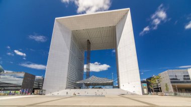 Paris, Fransa 'nın savunma bölgesindeki Büyük Kemer zaman atlaması. Yazın mavi bulutlu gökyüzü