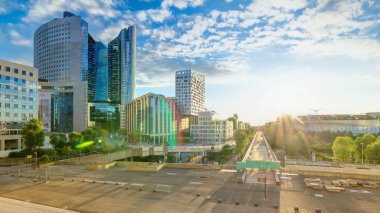 Paris Savunma Bölgesi 'nin ufuk çizgisi ve ofis binaları yaz günü günbatımında. Grande Arche 'dan görüntü. Paris, Fransa