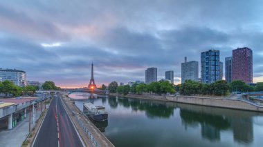 Eyfel Kulesi, Seine Nehri 'nde ve Fransa' nın Paris şehrinde teknelerle gün doğumu zamanı. Grenelle Köprüsü 'nden görüntü. Modern binalar ve trafik