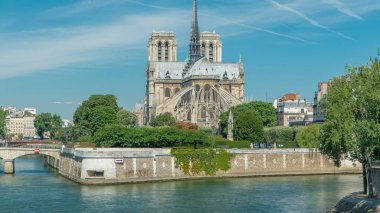 Seine ve Notre Dame de Paris zaman dilimi Paris 'in en ünlü sembollerinden biridir. Güneşli yaz gününde Tournelle Köprüsü 'nden teknelerle nehir manzarası