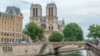 Notre Dame de Paris ve Seine Timelapse Paris 'in en ünlü sembollerinden biridir. Petit Köprüsü - Kardinal Lustiger. Saint-Michel Köprüsü 'nden güneşli yaz gününde nehirde teknelerle görüntüler.