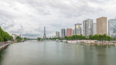 Özgürlük Anıtı ve Eyfel Kulesi Timelapse hyperlapse su ile modern binalar ve trafik yolda yansıyan. Mirabeau Köprüsü'nden gün batımından önce görüntüleyin. Paris, Fransa