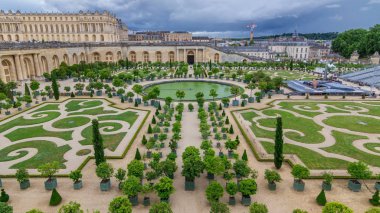 Versailles Sarayı 'nın güzel bahçeleri ve çeşmeleri var. Versailles Sarayı kraliyet şatosuydu. UNESCO 'nun Dünya Mirasları listesine eklendi. Paris, Fransa.