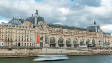 Musée d'Orsay Paris timelapse, Seine sol yakasında bir müzedir. Royal Köprüsü'nden görüntüleyin. Musée d'Orsay dünyanın izlenimci resimlerinin en büyük toplama vardır. Paris, Fransa