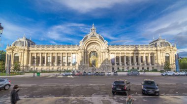 Dış görünüş, Paris 'teki Petit Palais Müzesi' nin zaman atlaması hiperhızlandırmasını da içeriyor. Grand Palais 'den trafik olan bir manzara. Yazın mavi bulutlu gökyüzü