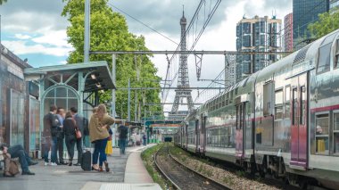 Javel Tren İstasyonu ile arka plan timelapse Eyfel Kulesi. 15 arrondissement Paris'in Javel bölgesinde yer alan Invalides satırındaki bir Fransız demiryolu istasyonu bulunmaktadır. Yaz günü bulutlu gökyüzü. Paris, Fransa