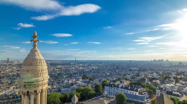 Eyfel Kulesi, Fransa ile Paris timelapse Panoraması. Kutsal Kalp Bazilikası, Montmartre (Sacre-Coeur) en iyi manzara. Mavi bulutlu gökyüzü güneşli gün.