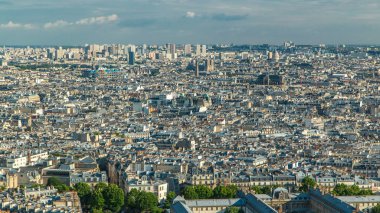 Paris timelapse, Fransa Panoraması. Kutsal Kalp Bazilikası, Montmartre (Sacre-Coeur) en iyi manzara. Mavi bulutlu gökyüzü güneşli gün.