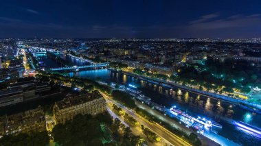 Paris City ve Seine nehrinin Eiffel Kulesi gözlem güvertesinin tepesinde çekilmiş gece görüntüsü. Akşam aydınlatması.