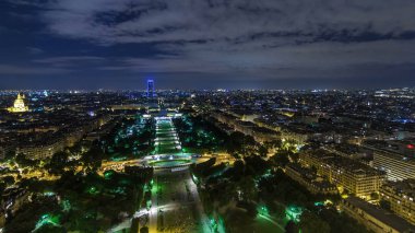 Paris Şehri 'nin ve Mars Sahası' nın Eiffel Kulesi gözlem güvertesinin tepesinde çekilmiş zaman çizelgesi. Akşam aydınlatması.