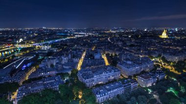 Paris City ve Seine nehrinin Eiffel Kulesi gözlem güvertesinin tepesinde çekilmiş gece görüntüsü. Akşam aydınlatması.