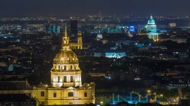 Paris Şehri 'nin ve Les Invalides' in, Eyfel Kulesi 'nin gözlem güvertesinde çekildiği Hava Gecesi zaman çizelgesi. Akşam aydınlatması.