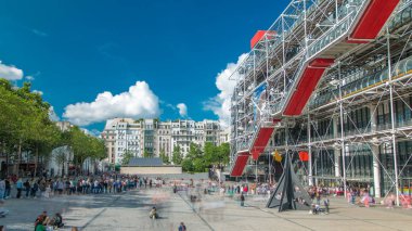 Paris, Fransa 'daki Georges Pompidou Zaman Çizelgesi. Georges Pompidou Merkezi dünyanın en ünlü modern sanat müzelerinden biridir..