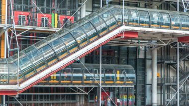 Paris, Fransa 'daki Georges Pompidou Merkezi' nin yürüyen merdiveniyle. Georges Pompidou Merkezi dünyanın en ünlü modern sanat müzelerinden biridir..