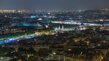 Paris City ve Seine nehrinin Eiffel Kulesi gözlem güvertesinin tepesinde çekilmiş gece görüntüsü. Akşam aydınlatması.
