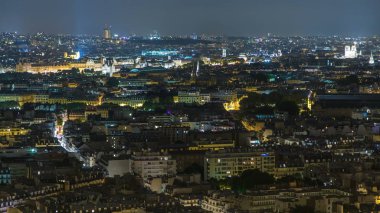 Paris City ve Seine nehrinin Eiffel Kulesi gözlem güvertesinin tepesinde çekilmiş gece görüntüsü. Akşam aydınlatması.