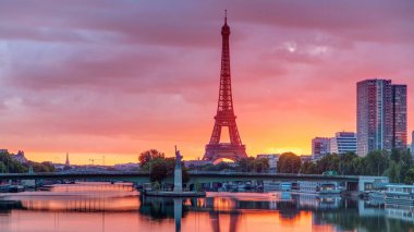 Eyfel Kulesi, Seine Nehri 'nde ve Fransa' nın Paris şehrinde teknelerle gün doğumu zamanı. Mirabeau Köprüsü 'nden görüntü. Modern binalar ve Özgürlük Heykeli