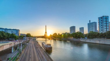 Eyfel Kulesi, Seine Nehri 'nde ve Fransa' nın Paris şehrinde teknelerle gün doğumu zamanı. Grenelle Köprüsü 'nden görüntü. Modern binalar ve trafik