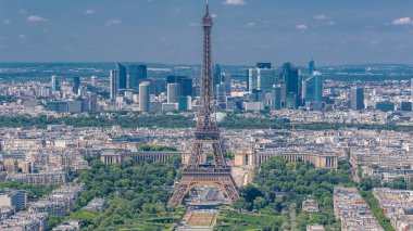 Montparnasse Kulesi 'nden Paris, Fransa' nın arka planındaki Eyfel Kulesi ve La Defense bölgesinin hava görüntüsü.