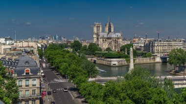 Paris Panorama Cite Adası ve Katedrali Notre Dame de Paris arka plan timelapse Arap Dünya Enstitüsü gözlem güverte üzerinde. Üstten görünüm. Yeşil ağaçlar, Seine Nehri, yaz günü bulutlu gökyüzü mavi. Fransa.
