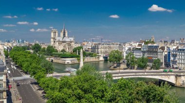 Paris Panorama Cite Adası ve Katedrali Notre Dame de Paris arka plan timelapse Arap Dünya Enstitüsü gözlem güverte üzerinde. Üstten görünüm. Yeşil ağaçlar, Seine Nehri, yaz günü bulutlu gökyüzü mavi. Fransa.