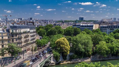 Paris timelapse Bastille sütun ve yolda trafik ile Panoraması. Arap Dünya Enstitüsü (Institut du Monde Arabe) bina gözlem güverteden görüntüleyin. En iyi hava görünümünü. Yeşil ağaçlar, Seine Nehri, yaz günü bulutlu gökyüzü mavi. Fransa.