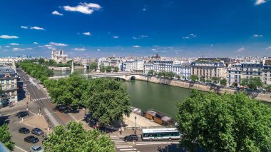 Paris Panorama Cite Adası ve Katedrali Notre Dame de Paris arka plan timelapse Arap Dünya Enstitüsü gözlem güverte üzerinde. Üstten görünüm. Yeşil ağaçlar, Seine Nehri, yaz günü bulutlu gökyüzü mavi. Fransa.