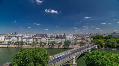 Paris timelapse ve Sully Köprüsü üzerinde trafik ile Panoraması. Arap Dünya Enstitüsü (Institut du Monde Arabe) bina gözlem güverteden görüntüleyin. En iyi hava görünümünü. Yeşil ağaçlar, Seine Nehri, yaz günü bulutlu gökyüzü mavi. Fransa.