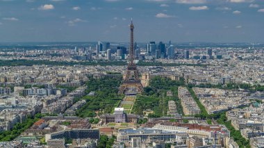 Montparnasse kulesinden Eiffel kulesi ve La Defense bölgesinin Paris, Fransa 'daki arka plan zaman aralığı görüntüsü. Güneşli yaz gününde gözlem güvertesinden en üst manzara.