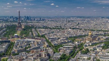 Montparnasse kulesinden Eiffel kulesi ve La Defense bölgesinin Paris, Fransa 'daki arka plan zaman aralığı görüntüsü. Güneşli yaz gününde gözlem güvertesinden en üst manzara.