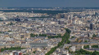 Paris 'in yukarıdaki ufuk çizgisi zaman çizelgesinden görünüyor. Fransa Ulusal Kütüphanesi ile Avrupa megapolis 'in ana simgeleri. Montparnasse kulesinin gözlem güvertesinden kuş bakışı görüntü. Paris, Fransa