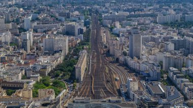 Paris 'in yukarıdaki ufuk çizgisi zaman çizelgesinden görünüyor. Vaugirard-Kuşağı tren istasyonu ile Avrupa megapolis 'inin ana simgeleri. Montparnasse kulesinin gözlem güvertesinden kuş bakışı görüntü. Paris, Fransa