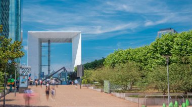 Paris - Temmuz 2017 yaklaşık: La Defense gökdelenler timelapse - Modern iş ve Paris, Fransa, çevre banliyölerinde bir yerleşim bölgesinde. Yeşil ağaçlar, mavi bulutlu gökyüzü güneşli yaz gün