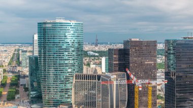 Paris iş merkezleri La Defense içinde gökdelenler tepesinden Paris ve Eyfel Kulesi timelapse görünümünü. Güneşli yaz günü. Paris, Fransa