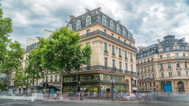 Opera kare timelapse trafik ile. (Charles Garnier tarafından tasarlanmış) Opera Garnier, Paris, Fransa'da oturtulmuş aynı zamanda inşa edildi. Yaz günü bulutlu gökyüzü