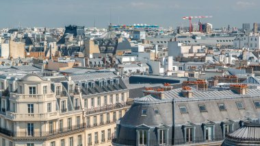 Paris 'teki Lafayette galerisinden Pompidou Zaman Çizelgesi' nin bulunduğu güzel binaların şehir manzarası. Yaz günü güneşli bir hava. Çatı Panoraması
