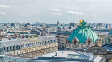 Üstten görünüm Palais veya Opera Garnier National Academy of Music timelapse Paris, Fransa. Çatı güneşli yaz gününde hava manzara. 1861 1875 yılına Paris Opera için inşa edilmiş bir 1979-koltuk opera ev.