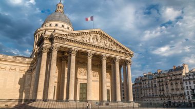 Ulusal panteon binası zaman atlaması, sokak ve insanlarla ön manzara. Sokakta trafik, yaz gününde bulutlu hava. Paris, Fransa