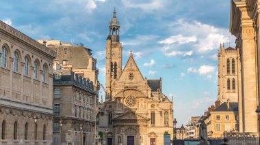 Pantheon yakınındaki Paris'te Saint-Etienne kilise-du-Mont timelapse. St. Genevieve - Paris koruyucu azizi tapınak içerir. Kilise de Blaise Pascal Jean Racine mezarlar içerir. Yaz günü bulutlu gökyüzü