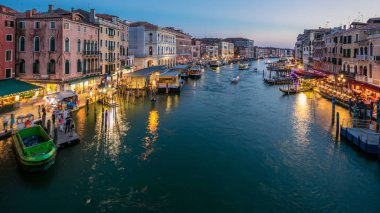 Grand Canal gece geçiş timelapse Venedik, İtalya, gün içinde. Gondol ve şehir ışıkları Rialto Köprüsü'nden görüntüleyin. Güzel ve romantik İtalyan şehir su.