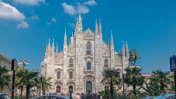 Duomo Cathedral Timelapse Palm Monument Вид Спереди Людей Идущих Площади — стоковое фото