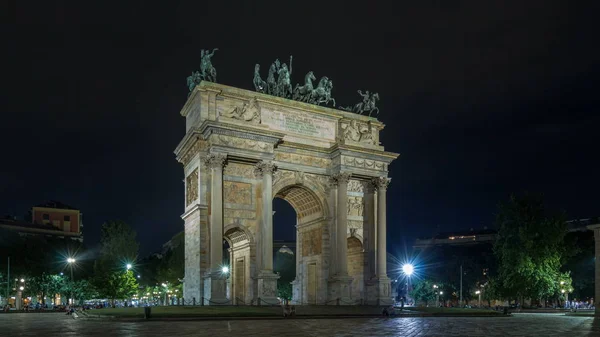 德拉在森皮奥广场 Simplon 广场和平拱门 的步伐 Timelapse Hyperlapse 夜间照明 它是一个新古典主义的胜利拱 修造在1807和1838之间 背景上的通信量 — 图库照片