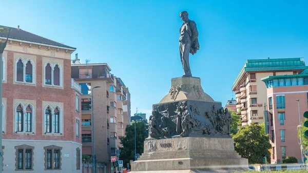 Statue Giuseppe Verdi Devant Casa Verdi Timelapse Milan Italie Trafic — Photo