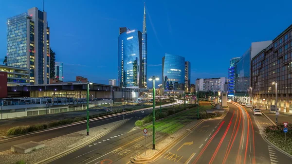 Milan Porta Nuova iş bölgesi gün gece geçiş timelapse Milan, İtalya, güneş battıktan sonra içinde modern gökdelenler ile manzarası. Yolda trafik. Işık içinde pencere eşiği. Köprüsü'nden Üstten Görünüm