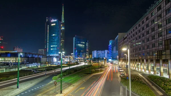 Milan Porta Nuova iş ilçe gece timelapse, Milano, İtalya içinde modern gökdelenler ile manzarası. Yolda trafik. Işık içinde pencere eşiği. Köprüsü'nden Üstten Görünüm