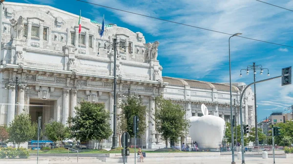 ミラノ中央タイムラプス ドゥーカ ダオスタ広場には イタリアのミラノの主要鉄道駅です アップルの彫刻 夏の日の青空曇り — ストック写真