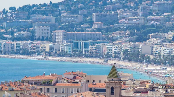 素敵なビーチの日の風景空中のトップビューのタイムラプス フランス 素敵なビーチと英語の有名な歩道 プロムナード アングライス 有名なフランスの観光都市 背景に建物 — ストック写真