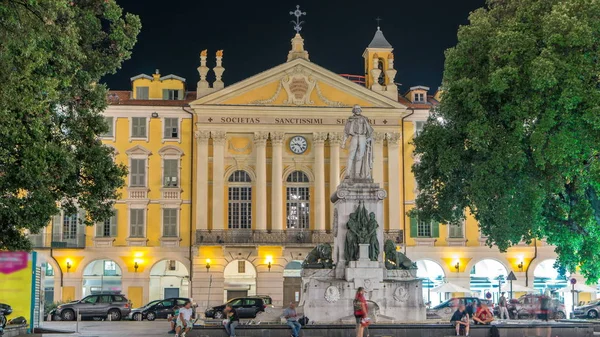Garibaldi ve Chapelle du Saint-Sepulcre Anıtı Garibaldi Meydanı 'nda. Aydınlatılmış binalar
